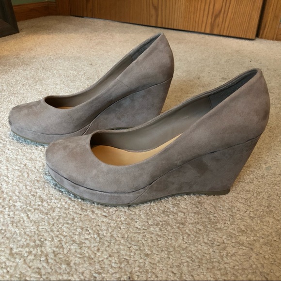 Women’s Size 8 Taupe Suede Wedges - Picture 4 of 10